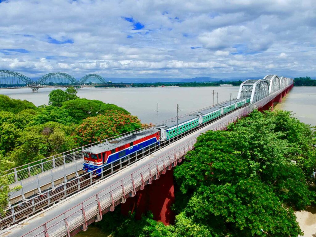 မြန်မာ့မီးရထား